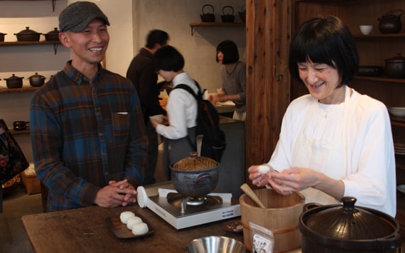 Jo and Suzuki, who is talking to