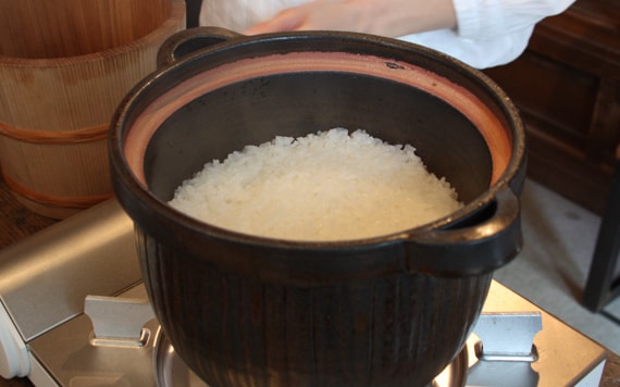 Cook up rice in a clay pot