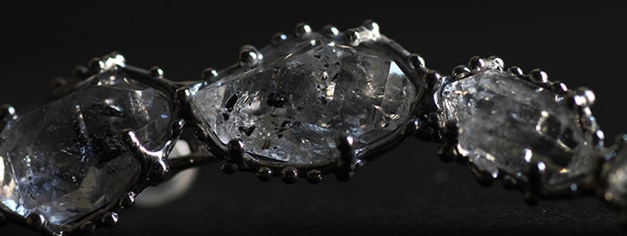 《スタッフ買い物帖》一年のご褒美に…私が選んだのは原石水晶の装身具です