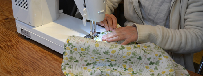 《スタッフ買い物帖》気軽に直線縫い。春色の生地でハンカチをつくってみました