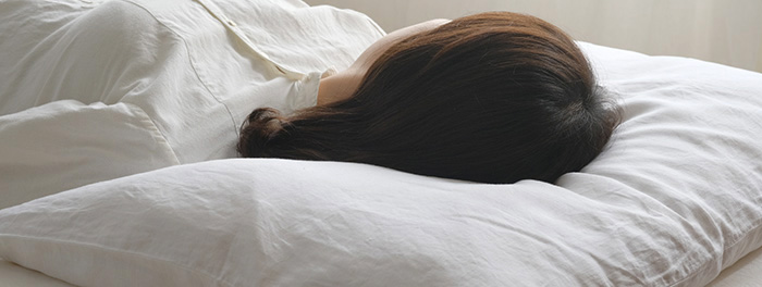 《スタッフレポート》包み込むような眠り心地と形が魅力。TEAM7がつくるエルゴ枕