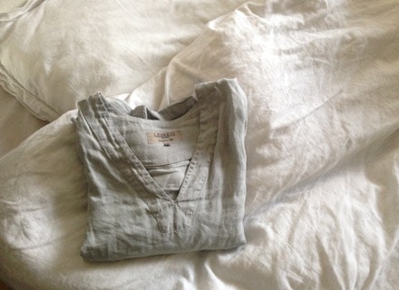 LIBECOのベッドリネンの上に置かれたナイトシャツ